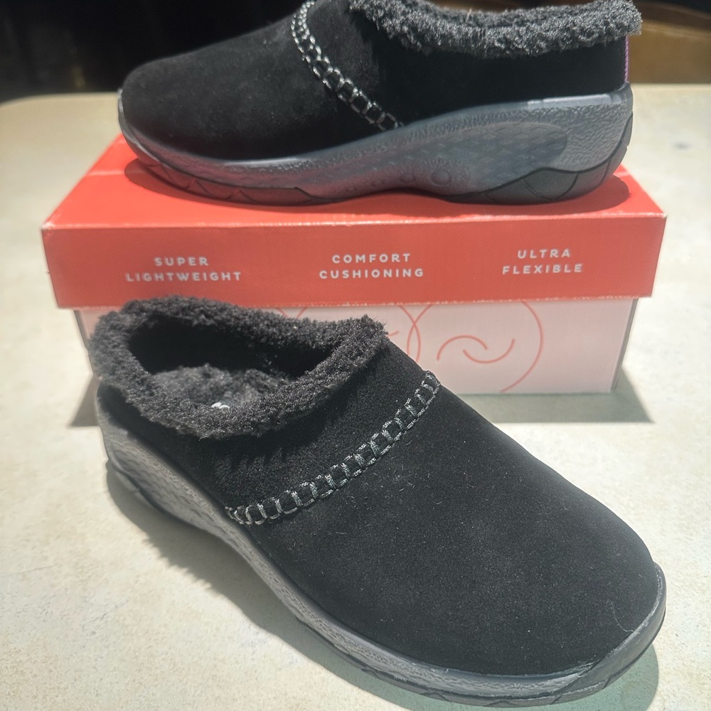 Easy Spirit Black Suede Faux Fur Lined Clogs Mules Slip On - Size 6M New In Box